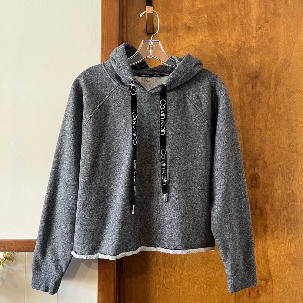 CALVIN KLEIN | Cropped Hoodie Raw Hem Logo Drawstring Fleece Pullover Gray Sz M